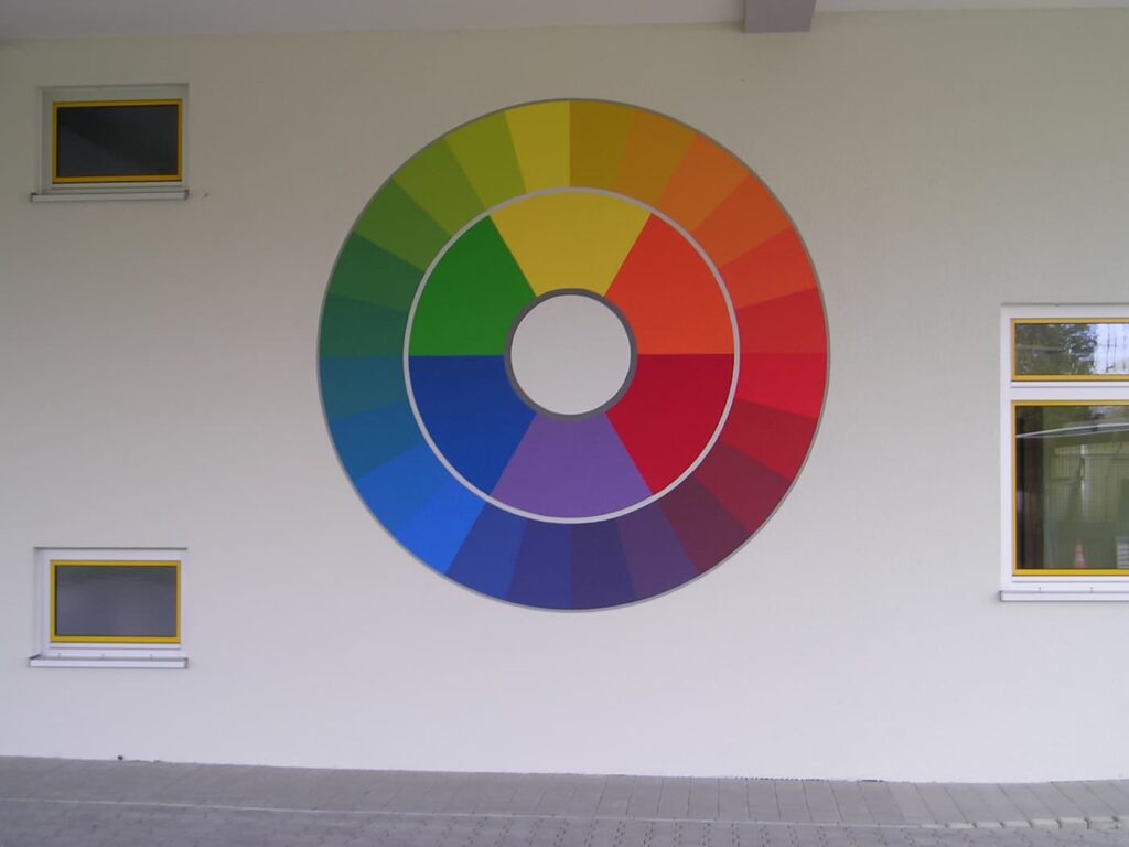 Ein Farbkreis an der Wand